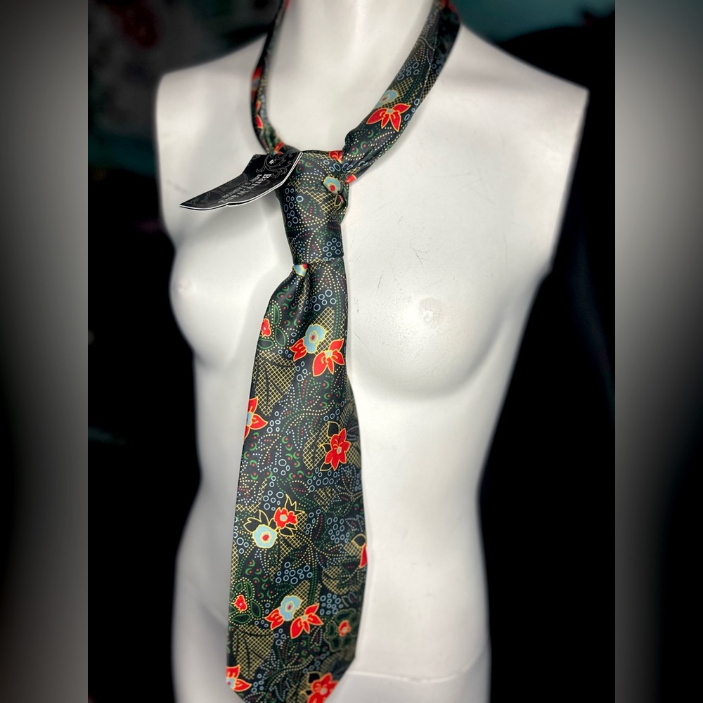 Floral Patterned Tie w/ Hankerchief